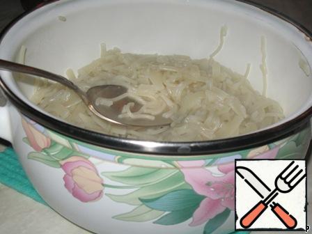 Boil until half-cooked noodles. The ingredients indicate the amount in dry form (not boiled).
