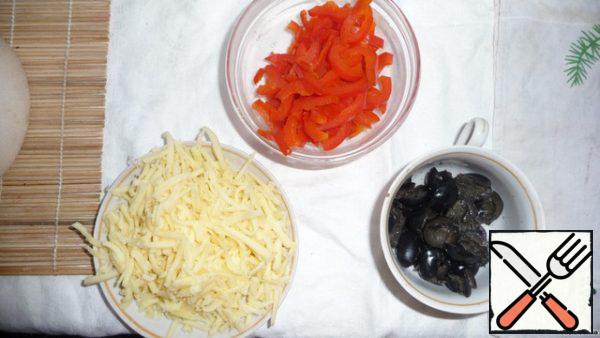 Pepper cut into strips, olives and three slices on a large grater cheese. Pods can be cut into smaller pieces (this is to taste).