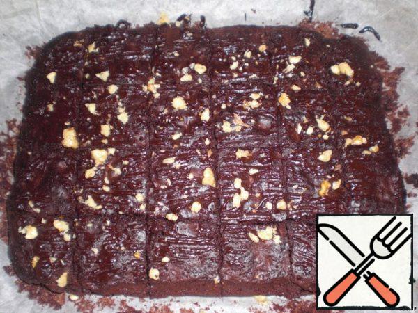 Bake in the oven (180 degrees) for 35-40 minutes, check the readiness with a stick. I smeared the finished cake with a little melted chocolate and sprinkled with nuts. Cut into 20 pieces and enjoy, yummy!