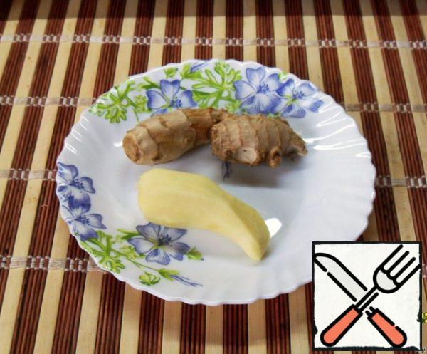 Wash ginger root, dry with a paper towel, peel, grate and squeeze 1 tablespoon of juice.