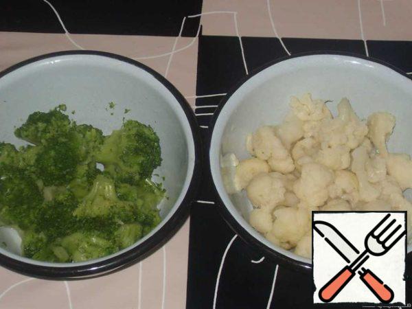 Lower the cabbage separately into boiling salted water, bring to a boil, cook for 2-3 minutes, strain and immediately cool the cabbage under a stream of cold water. Let the water drain.
