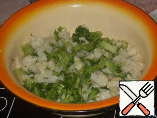 Divide the cooled cabbage into small inflorescences and mix.
