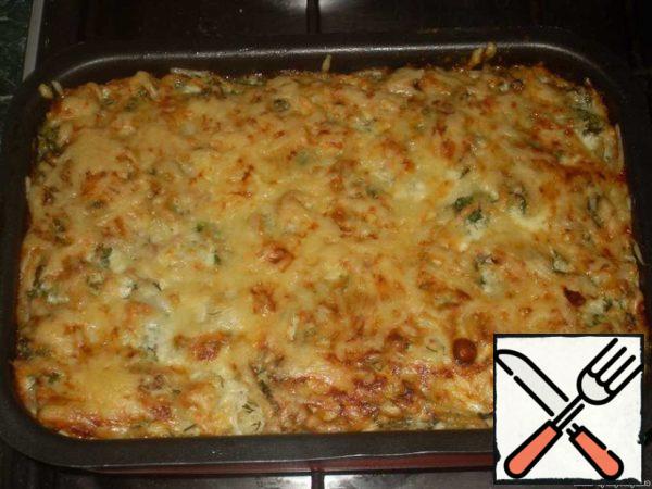 Put the casserole in the oven.
Bake our yummy should be at 200*C for about 40 minutes. And then get, cool slightly, put on plates and enjoy, enjoy, enjoy)))