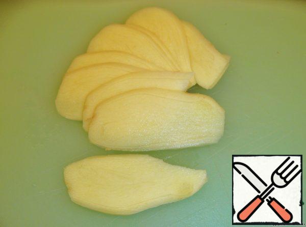 Peel the ginger root and cut into slices.