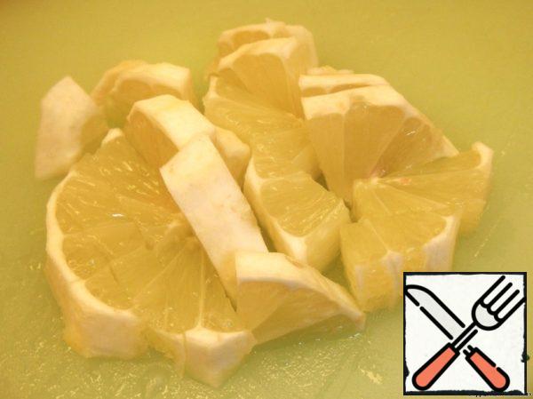 Remove the lemon zest (we do not need it, as it will add bitterness), cut the flesh.