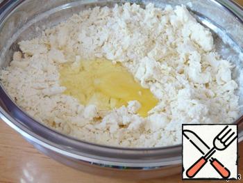 Sift flour, add salt and baking powder. Grate through a large grater margarine, crumble cottage cheese, and mix all in crumbs. Add egg...