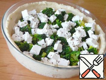 Spread the broccoli and Feta, sprinkle with thyme.