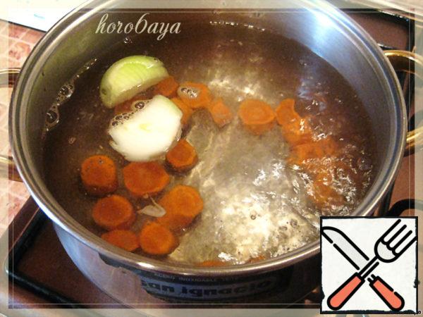 Put water on fire. Bring to a boil and in boiling water throw sliced carrots and onions (onions, I immediately divided into halves, because half take out then, and half remains).