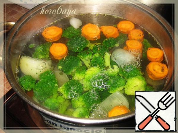 After 10 minutes after boiling, add the broccoli disassembled into inflorescences and washed into the soup and leave to cook.