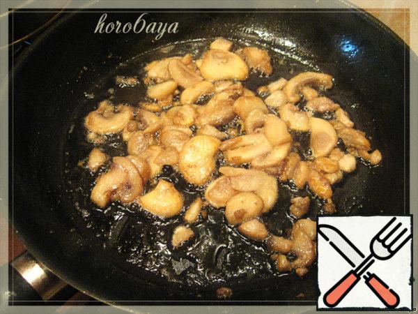 At this time, prepare the mushrooms. Fry half in vegetable oil.