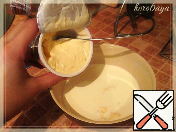 While the soup is cooking, pour the cream into a bowl and add the melted cheese. My son had a very soft consistency. If you have a chopped one, just slice it and add it to the cream.