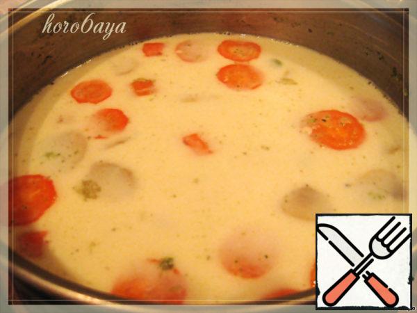When the carrot is ready, pour the cream with cheese into the soup (after catching one half of the onion).