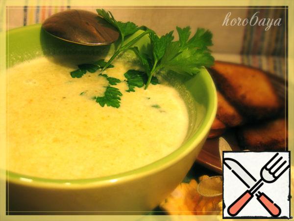 Decorate with herbs, add to the soup-mashed fried mushrooms and enjoy a light and dietary soup. It is recommended to serve with toasted bread.