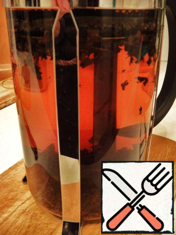 Brew strong tea in a volume of 500 ml. In this embodiment used the usual black, but green and other varieties are not prohibited. The amount of welding you can adjust yourself (depending on what it means for you "strong").
