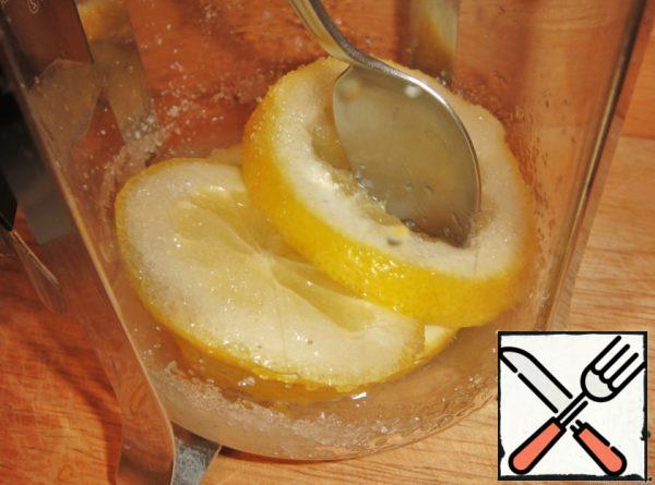 Cut off from the lemon 3-4 circles and knead them with sugar in a separate kettle (volume about 1 liter).
