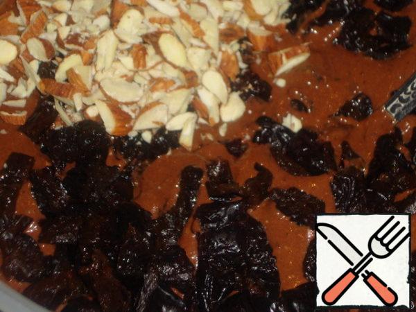 Combine the flour with the resulting mass and mix.
Finely chop the remaining prunes and almonds.
Mix the dough with prunes and almonds.