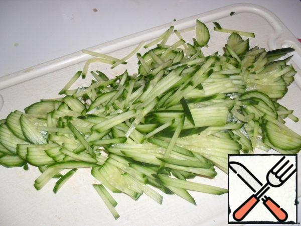 Cut the fresh cucumber into strips.