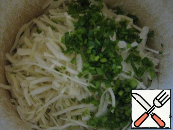 Finely chop the cabbage, finely chop the onion and mix.