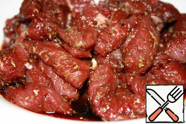 Take the beef, wash it well and dry it with a paper towel. Cut into thin strips. Add basil, marjoram and soy sauce (50 ml). Put it to marinate in the refrigerator for 30 minutes-1 hour. It is not necessary to salt the meat!!!
