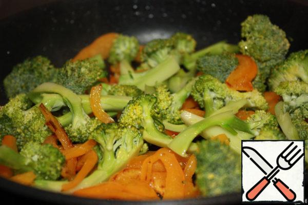 Blush our pepper. When it is almost ready, add broccoli and let them stay together in the pan for 5 minutes.