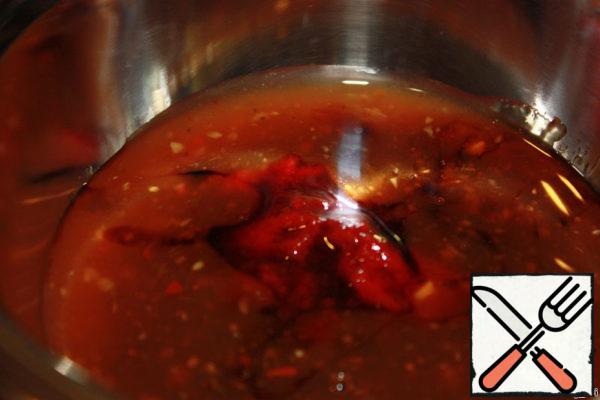 While the "stew" of broccoli, we are preparing the sauce.
Add to soy sauce (30ml) sweet chili sauce and one tablespoon of tomato paste. Depending on the amount of soy sauce and chili sauce, you can change the taste according to your preferences. Making the dish spicier or saltier.