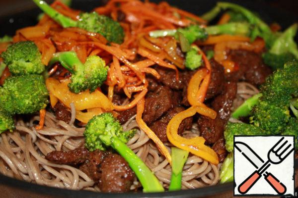 We mix all our ingredients. And mix the sauce well, add it to the pan. Let the noodles fry a little and cover with a lid for 5 minutes.
