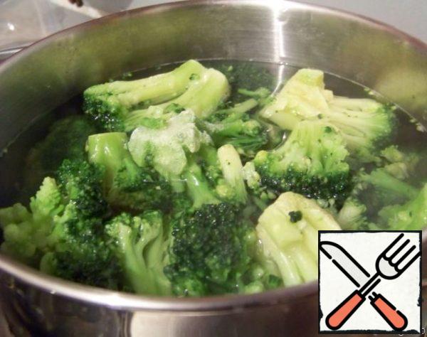 Frozen broccoli put in boiling water for about half a minute. Then take out and if the inflorescences are very large, you can cut them, but not to grind.