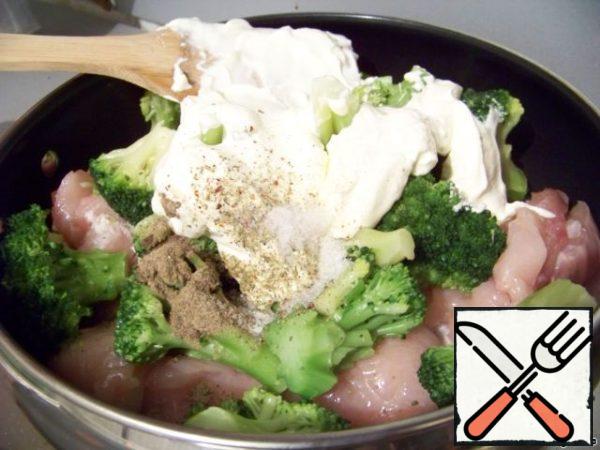 In a bowl for extinguishing spread chicken (if desired, you can pre-fry it in vegetable oil), broccoli (I left a few inflorescences for decoration, boil them until tender), sour cream, spices.
