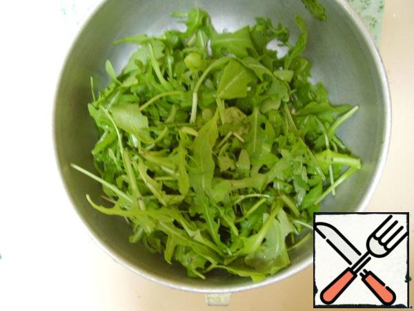 Disassemble the salad into leaves, rinse and let the water drain.