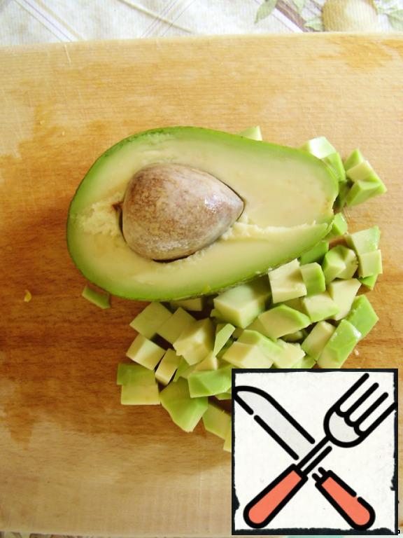 Avocado clean and also cut into cubes.
