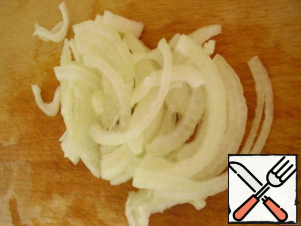 Cut the onion into half rings. Drain the liquid from the cans of beans and corn.

