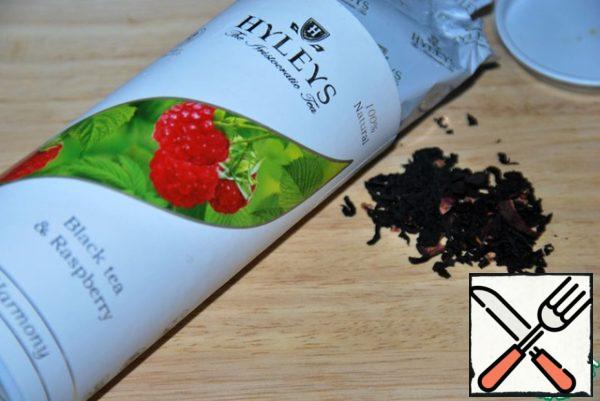 For a delicious shake, tea, mulled wine, first and foremost, you need to brew the tea.
The choice is great, but I stopped at a black tea with raspberries to enhance the healing properties of our drink.