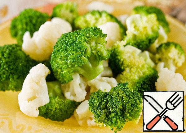 Broccoli and cauliflower are divided into inflorescences and boil for 10 minutes in salted water.