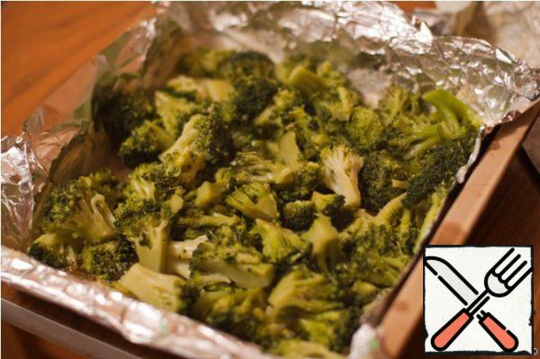 Put the broccoli on top and pour the egg mixture. Spread the remaining oil on the surface of the dish.