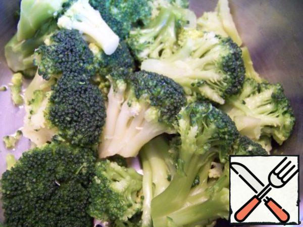 Broccoli throw in boiling water, boil for 5-6 minutes, cool. Large inflorescences cut, but not small.