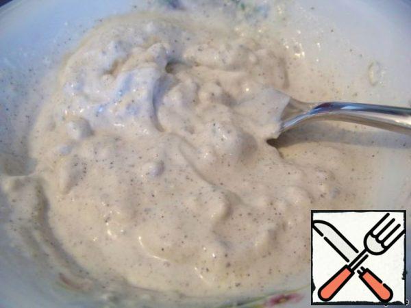 Cheese knead with a fork, gradually add the cream, it turns sour cream consistency. Add salt and pepper and stir.