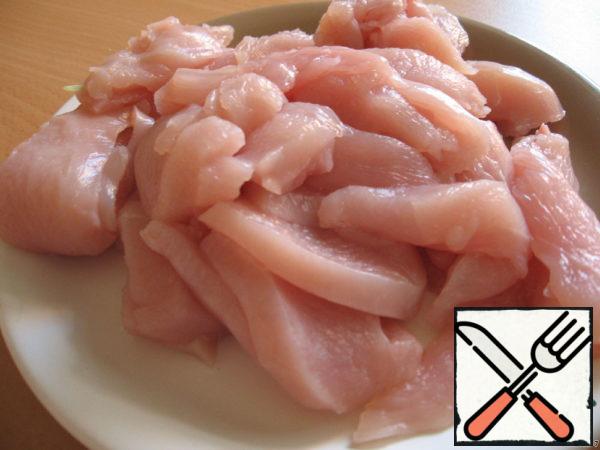 First, prepare the filling:
chicken breast fillet cut into thin, small pieces, then simmer them in a frying pan until soft. 