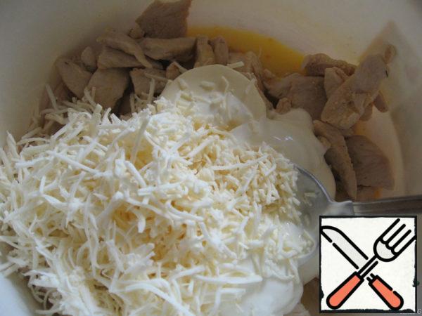 To chicken fillet add egg yolks, 4 tablespoons of fatty sour cream, grated smoked cheese.