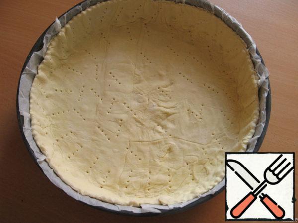 Put the dough in the baking dish to the rim, trim off the uneven edges.