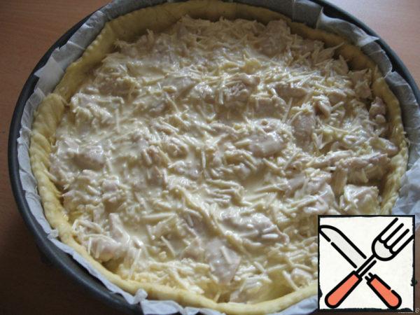 Put the first layer of the filling of chicken and cheese.