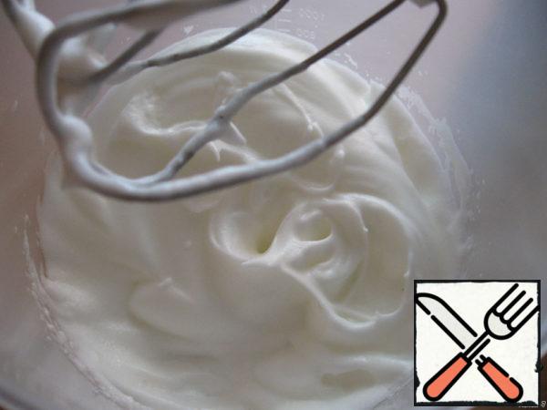 Preparing cheese meringue:
cold proteins with the addition of a pinch of salt beat with a mixer in a dense foam.