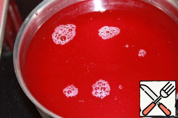 Remove from heat and let cool. Drain the broth.
Pour powdered sugar into a jug, add lingonberry broth, martini and vodka. Mix well and refrigerate for 30 minutes. Before serving, pour into glasses and garnish with a sprig of mint.