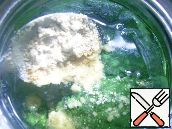 Immediately add ginger - a full (with a slide) teaspoon.
Cover and let it brew.