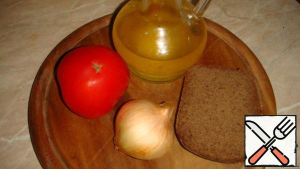 Wash the tomato, peel the onion, cut a generous slice from a loaf of rye bread - that's all we need to prepare this salad.