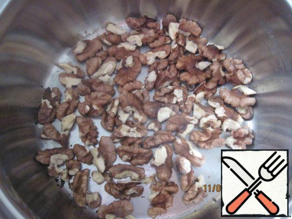 While I was cooking the nuts, I put the mixture in the freezer (for 15 minutes), walnuts, lightly calcined in a dry frying pan.