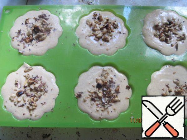 Pour the mixture over the nuts, you can also sprinkle nuts on top.
