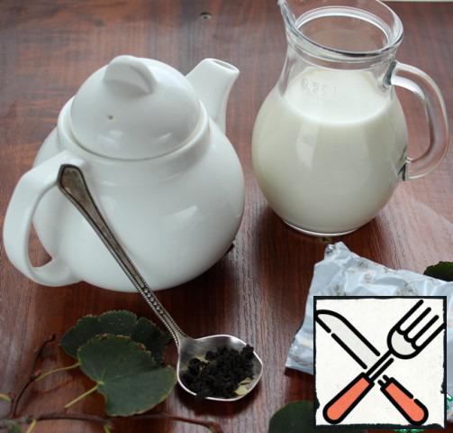 The first step is to put the milk to boil.
Then rinse the teapot with hot water and put in it 2 tsp tea Hailey or other black tea, I have tea with Linden flowers, a little shake the teapot with tea leaves to open up, Wake up tea leaves. Pour boiling milk, cover with a towel.