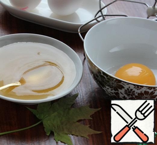 While tea is infused, separate the yolk from the protein, prepare the honey. Honey can be replaced with sugar.