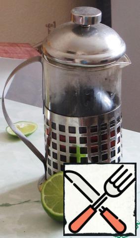 To prepare a fragrant drink, we need only sugar, tea and lime itself. Brew black tea in the usual way.