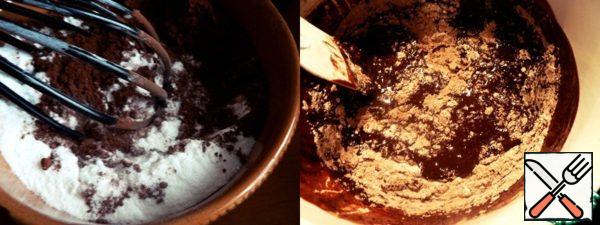 Mix powdered sugar with cocoa, add to the chocolate mass, mix thoroughly - the mass will become darker.
